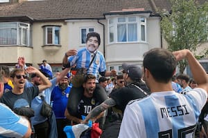 El recuerdo de Maradona estuvo presente entre los argentinos que coparon las adyacencias del estadio de Wembley