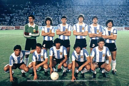 El equipo que disputó la final ante la exURSS: De pie, de izquierda a derecha: Sergio García, Abelardo Carabelli, Juan Simón, Rubén Rossi, Hugo Alves, Diego Maradona. Abajo: Osvaldo Escudero, Juan Barbas, Ramón Díaz, Osvaldo Rinaldi y Gabriel Calderón.