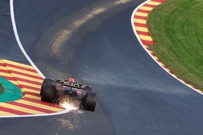 El Red Bull de Max Verstappen le saca chispas a Eau Rouge, la curva más electrizante de la Fórmula 1; el piso mojado, habitual en Spa-Francorchamps, puede entregar una carrera caótica y atrapante.