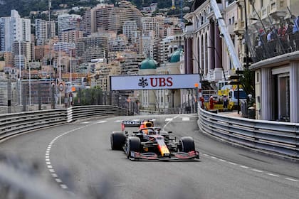 El Red Bull de Max Verstappen transita la curva de Massenet en Mónaco, un lugar clásico de la Fórmula 1; el campeón llega como puntero del certamen a Montecarlo.