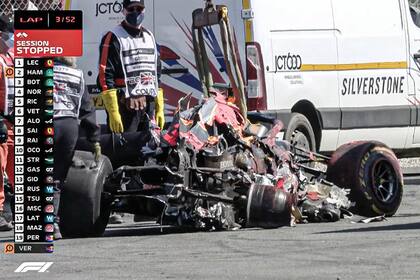 El Red Bull de Verstappen completamente destruido después de la polémica maniobra de Lewis Hamilton.
