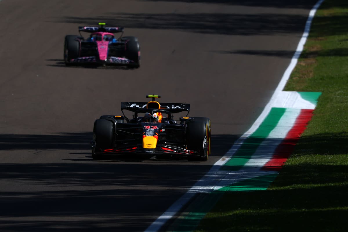 El Red Bull de Yuki Tsunoda y el Alpine de Franco Colapinto durante la carrera en Imola; el japonés recibió fuertes posteos negativos de los seguidores del argentino en las redes sociales