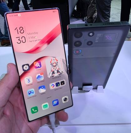 El Redmagic 10 Pro tiene una cámara frontal invisible; el dorso del teléfono se puede iluminar con varios LEDs RGB