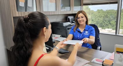 El reembolso del servicio de pasaporte acelerado se puede tramitar a través del formulario en línea o enviar la solicitud por correo al Departamento de Estado (Facebook/Consulados de El Salvador en Texas, Estados Unidos)