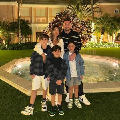 El reencuentro de Leo Messi con Anto Roccuzzo y sus hijos, Thiago, Ciro y Mateo (Foto: Instagram @leomessi)