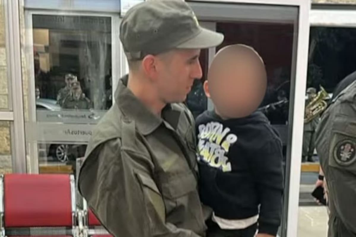 El reencuentro de Nahuel Gallo con su hijo tras el arribo a la Argentina.