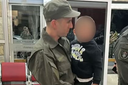 El reencuentro de Nahuel Gallo con su hijo tras el arribo a la Argentina.