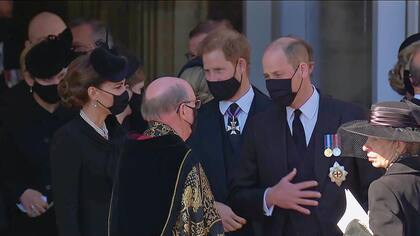 El reencuentro de William y Harry: los hermanos abren un paréntesis y se dan una
tregua con la complicidad de Kate. Estaba previsto que la familia regresara al
castillo en autos oficiales, pero el príncipe Carlos pidió que los retiraran, dando
una oportunidad para que sus hijos volvieran a dialogar.