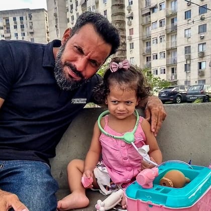 El reencuentro del fotógrafo con la bebé que nació "enojada" (Foto: Instagram)