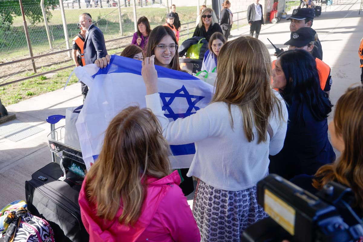 El reencuentro entre argentinos que regresaron de Israel en el tercer vuelo de repatriación y sus familiares