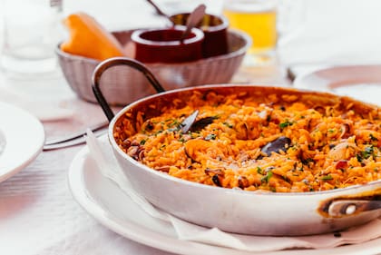 El referente de la cocina española en Estados Unidos reveló cuál es su arroz favorito para preparar paella (Foto: Freepik)