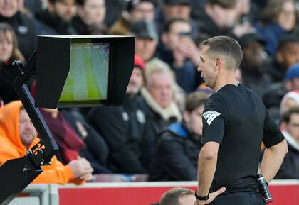 El referí David Coote revisa la pantalla del VAR en un Brentford vs. Aston Villa; ahora el sistema semiautomático simplificará las determinaciones sobre fuera de juego, que demorarán unos 30 segundos en cada caso.