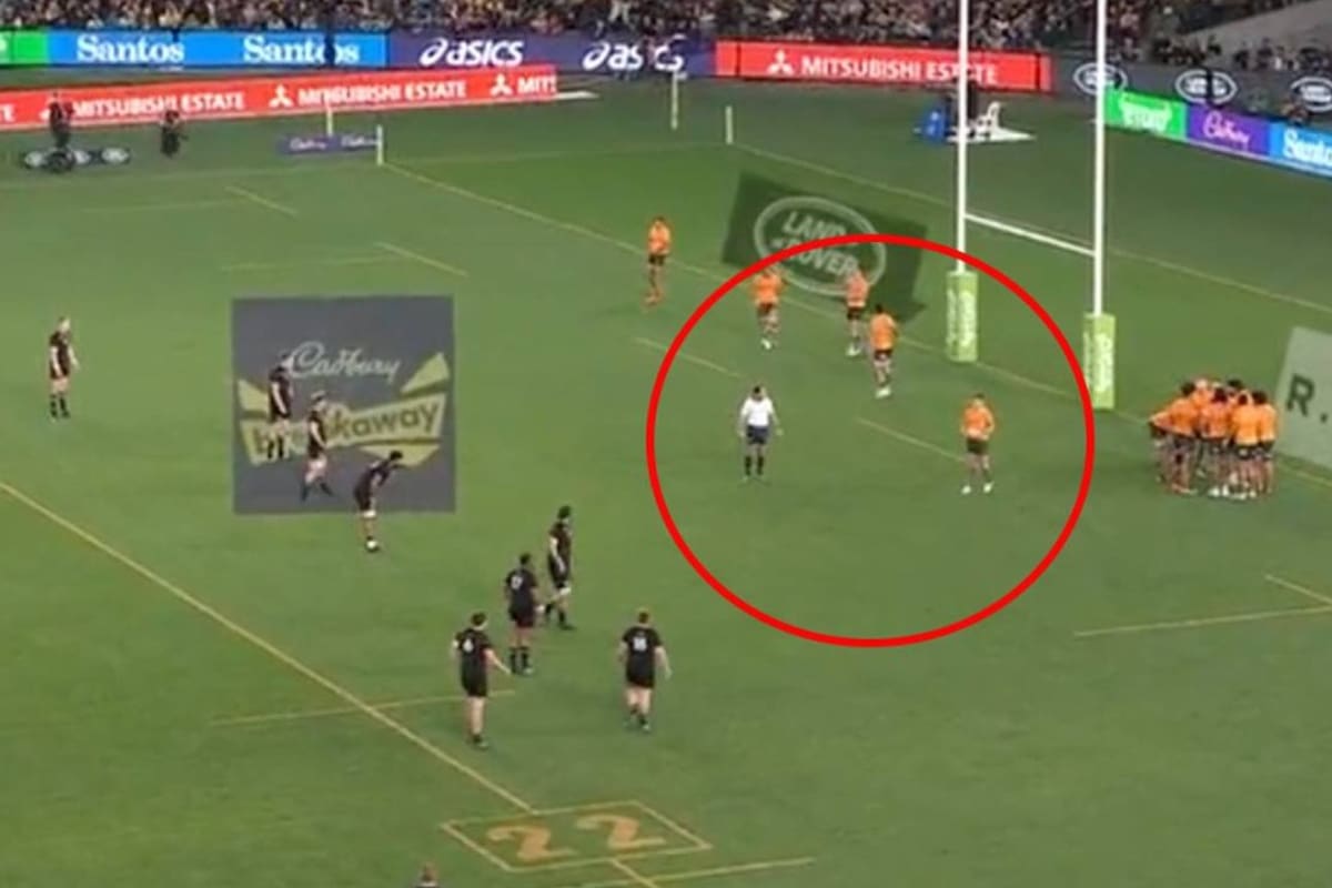 El referí Raynal le habla a Folley para que patee