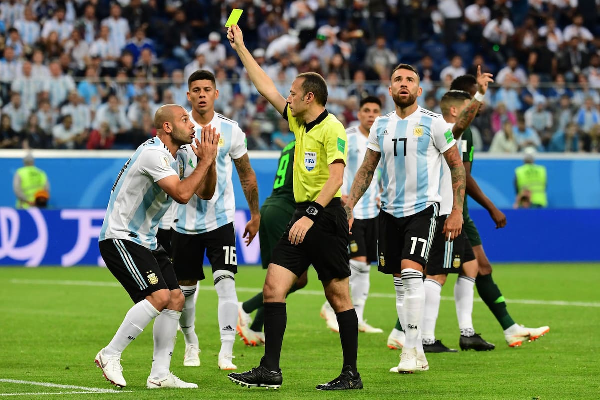 El referí turcoCuneyt Cakir (le saca la tarjeta amarilla a Javier Mascherano