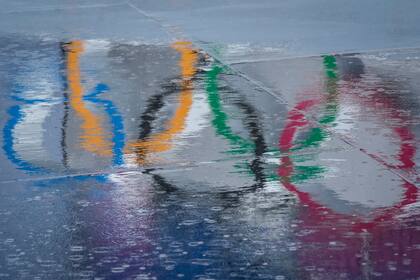 El reflejo de los anillos olímpicos en la pista de BMX de los Juegos Olímpicos de Tokio, el martes 27 de julio de 2021. (AP Foto/Ben Curtis)