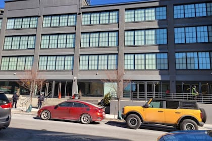 El refugio de Bronx reemplaza albergues cerrados en Randall’s Island, Floyd Bennett Field y el Roosevelt Hotel, en el marco del plan de reubicación del Ayuntamiento ante la caída de las solicitudes de asilo