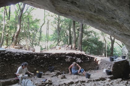 El refugio de la Gruta Mandrin fue utilizado repetidamente por los neandertales y los humanos modernos durante milenios