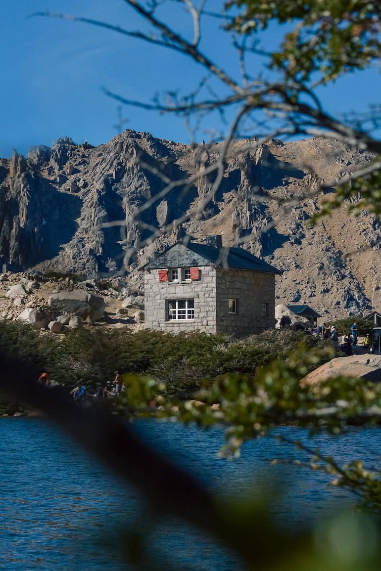 El Refugio Emilio Frey homenajea al primer intendente del Parque Nacional Nahuel Huapi.