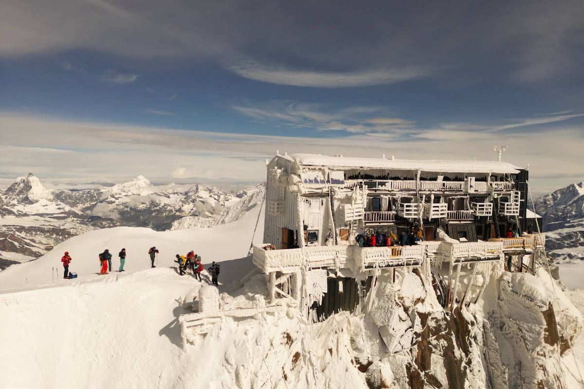 Refugio Nocturno de Montaña Más Alto de Europa: Acceso a Través de una Caminata Helada 1 Refugio Nocturno de Montaña Más Alto de Europa: Acceso a Través de una Caminata Helada