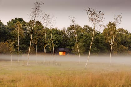 El refugio está en medio de un valle verde.