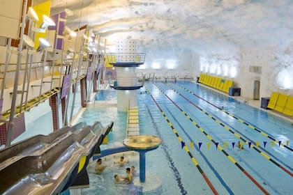 El refugio principal tiene 14.750 metros cuadrados con pileta olímpica entre otros servicios y comodidades