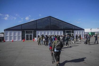 El refugio temporal en Nueva York fue instalado en agosto de 2023 para albergar a miles de migrantes