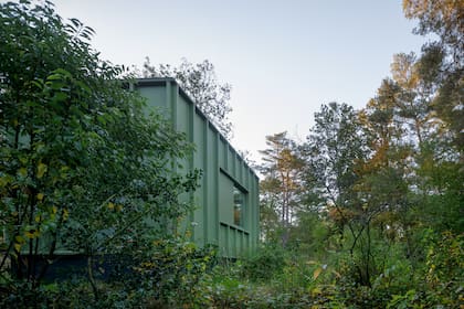 El refugio, ubicado en pleno bosque del Parque Nacional Dwingelderveld, se integra al paisaje silencioso y verde de Noordster.