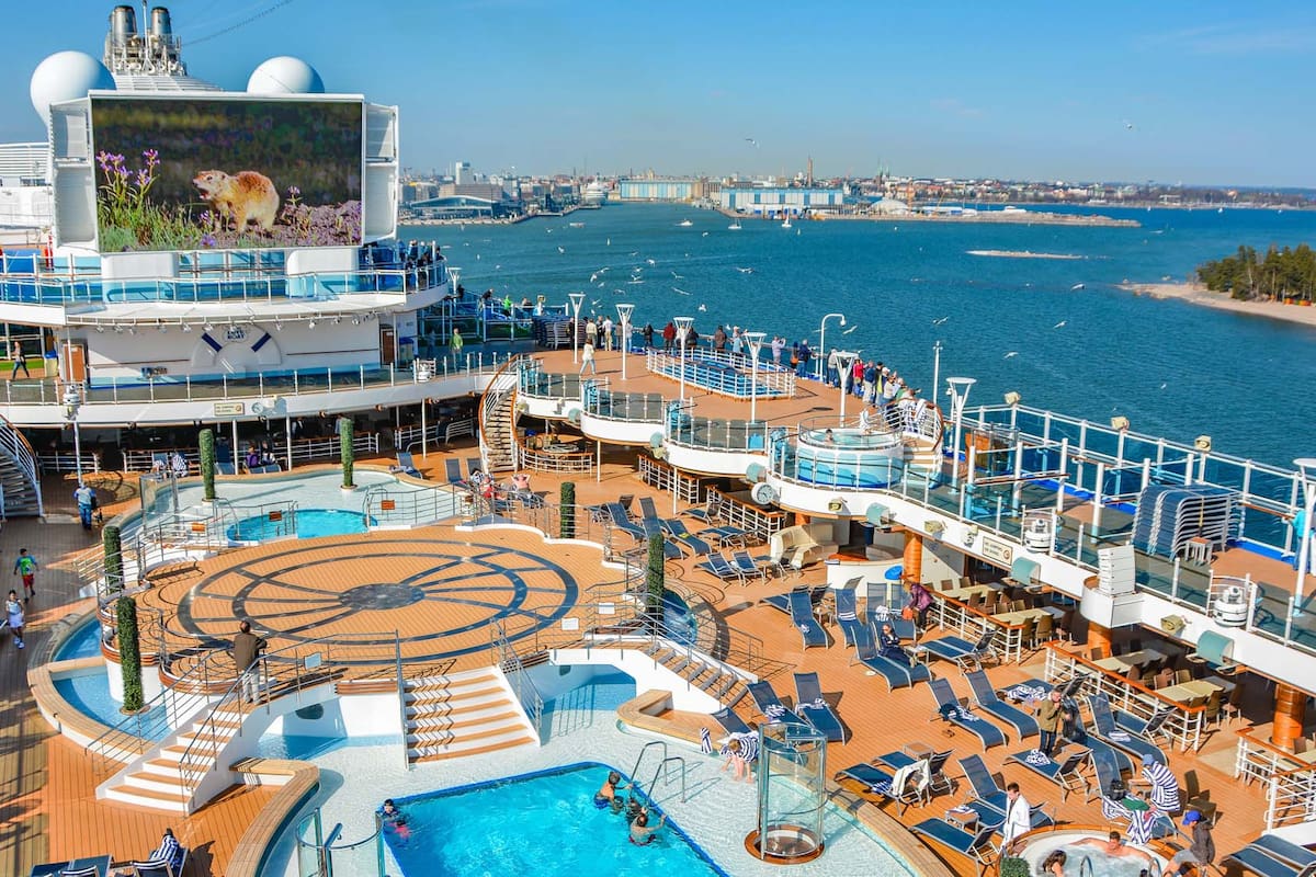 El Regal Princess, para 3560 pasajeros, deja Helsinki
