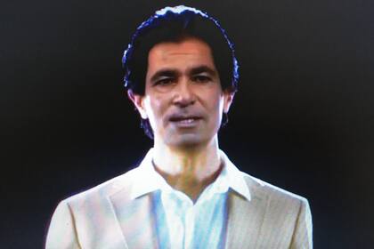 El regalo con autoelogio de Kanye West que resucita al padre de Kim Kardashian en un holograma