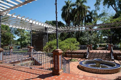 El regalo de Sevilla a Buenos Aires: nada más ni nada menos que un patio con fuentes, bancos y azulejos azules y blancos, como los de las casas y las plazas de Andalucía