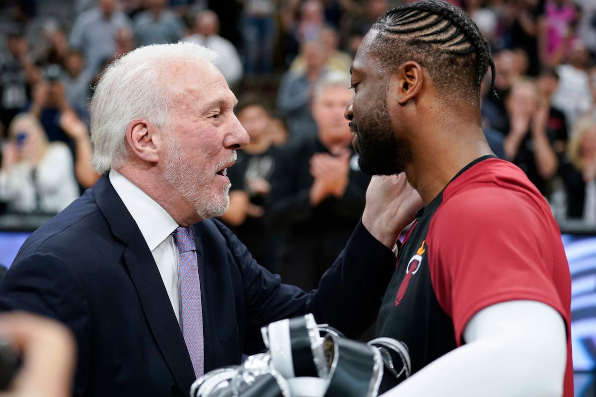 El regalo de Spurs en las manos de Gregg Popovich para Dwyane Wade