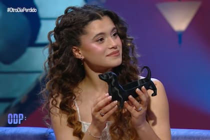 El regalo favorito de la invitada fue un portallaves en forma de perro salchicha (Foto: Captura)