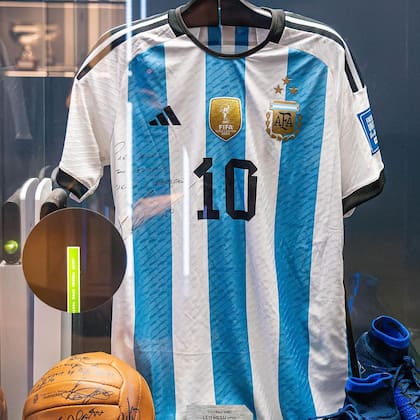 El regalo que le entregó Leo Messi a Rafa Nadal en el aniversario del Mundial de Qatar (Foto Instagram /@rafanadalmuseum)