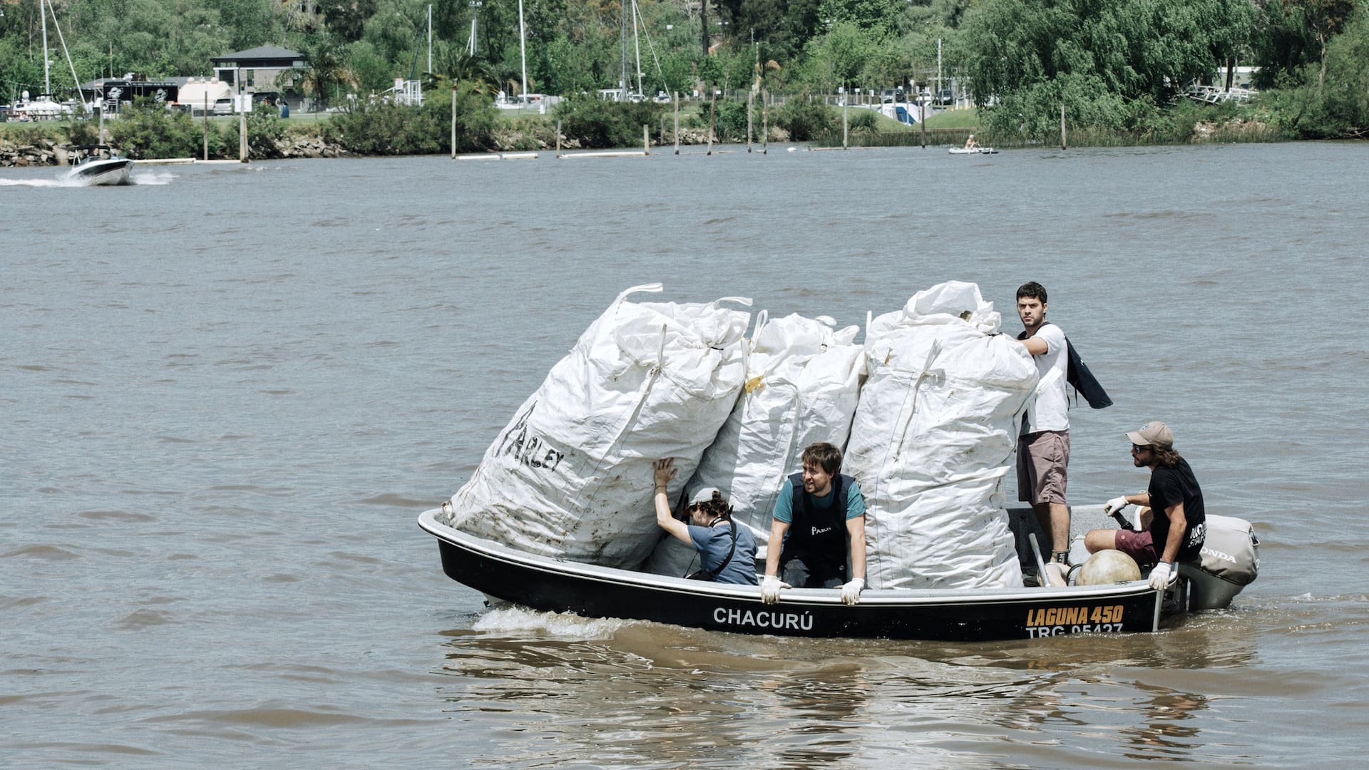 El regatista Yago Lange lidera un proyecto de limpieza de ríos y mares y también incentiva la creación de composteras