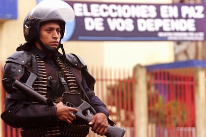 El régimen cuenta con el apoyo del Ejército mientras intenta mantener la fachada de una democracia electiva