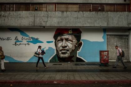 El régimen de Maduro provocó el éxodo de muchos académicos y artistas; Colombia, donde se radicó la mayor parte de ellos, tiene la oportunidad de dar un ejemplo humanitario y de aprovechar los frutos de la cultura venezolana. En la imagen, un mural del fallecido Hugo Chávez en una calle de Caracas