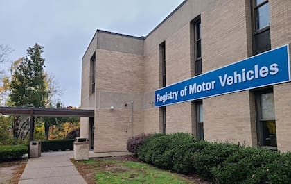 El Registro de Vehículos Motorizados (RMV) de Massachusetts es la agencia encargada de tramitar y emitir la licencia de conducir