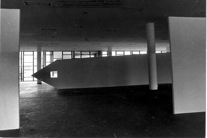 El registro del Obelisco acostado, presentado por Marta Minujín en la Bienal de San Pablo de 1978, ilustra la presentación de la muestra virtual