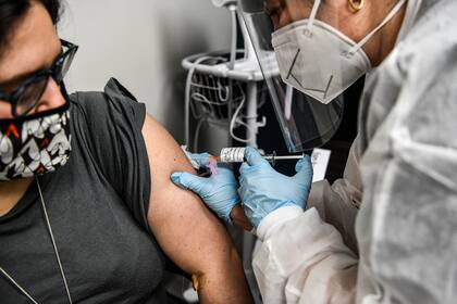 El Registro Público Cubano de Ensayos Clínicos y el Centro para el Control Estatal de Medicamentos, Equipos y Dispositivos Médicos, dieron luz verde para comenzar los ensayos en 676 personas de entre 19 y 80 años