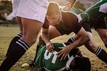 El reglamento prescribe que los jugadores, estén atacando defendiendo, se mantengan de pie en los rucks, es decir, no se apoyen en el piso con ninguna otra parte del cuerpo que los pies.