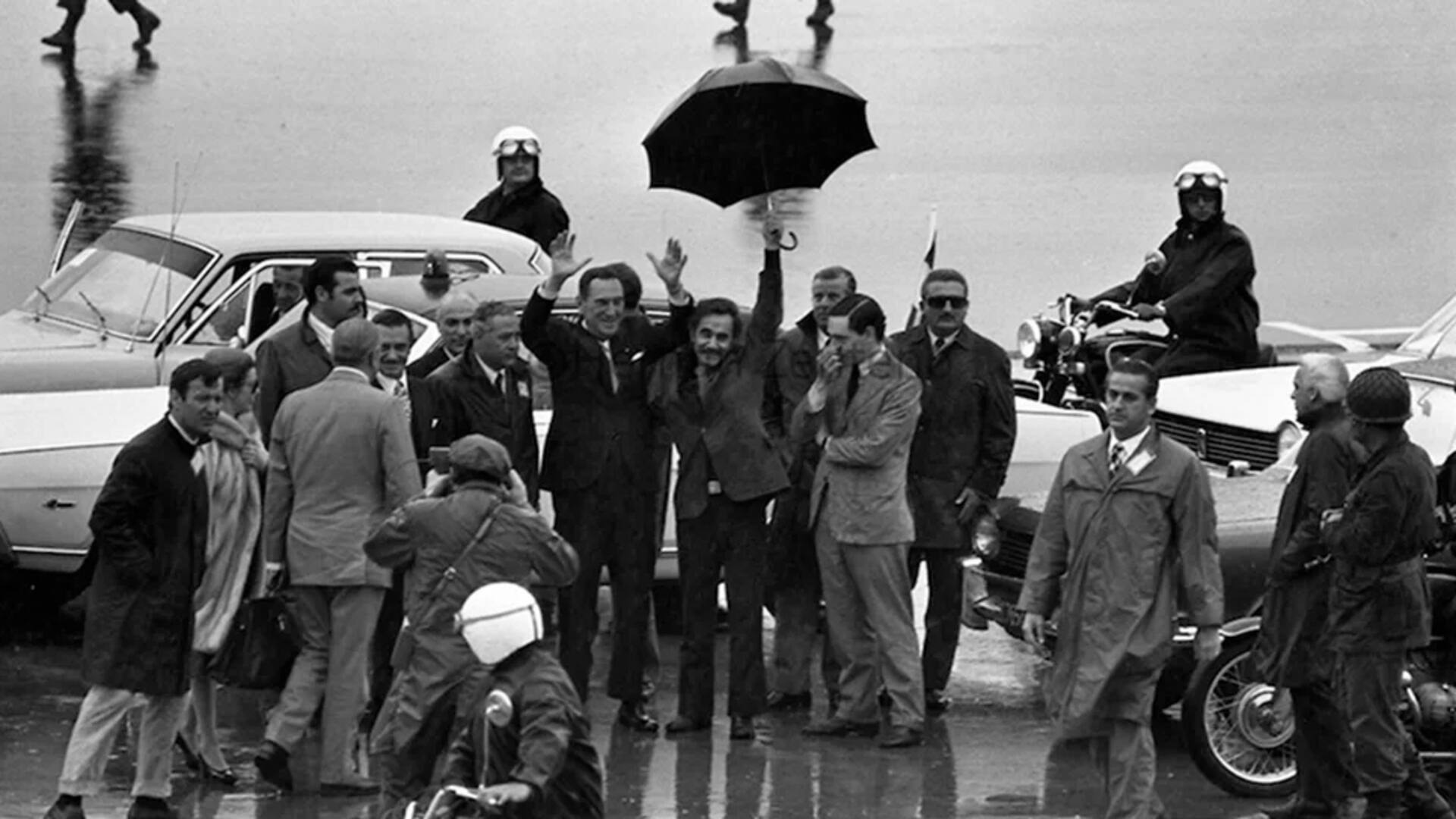 El regreso a la Argentina de Juan Domingo Perón del 17 de noviembre de 1972. Perón alza los brazos, José Ignacio Rucci levanta su paraguas y Juan Manuel Abal Medina, pensativo, se toca la cara.