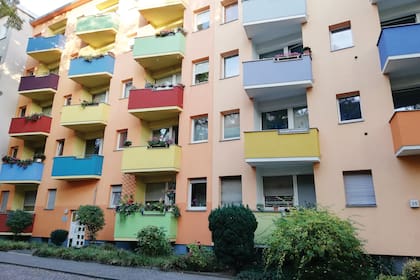 El regreso a las calles coincidió con la primavera y en la mayoría de los balcones, ya asoman el verde y las flores. Este edificio colorido está cerquita del canal Landwehrkanal, en el barrio de Kreuzberg.