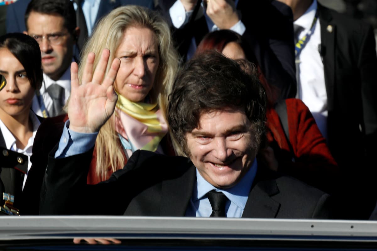 El regreso de la política de “seducción” a los kelpers que dispuso Milei genera polémica y rechazos
Desde el Gobierno negaron que el Presidente haya reconocido el derecho de autodeterminación de los isleños; distintos dirigentes afirmaron que sus palabras “ponen en peligro” el reclamo por la soberanía de las islas