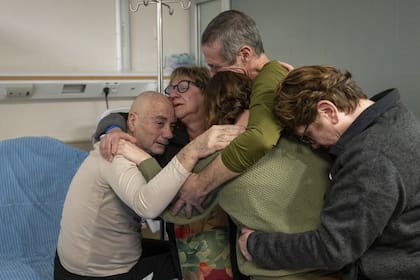 El rehén Luis Har, a la izquierda, es abrazado por familiares después de ser rescatado de la cautividad en la Franja de Gaza, en el Centro Médico Sheba en Ramat Gan, Israel, el lunes 12 de febrero de 2024.