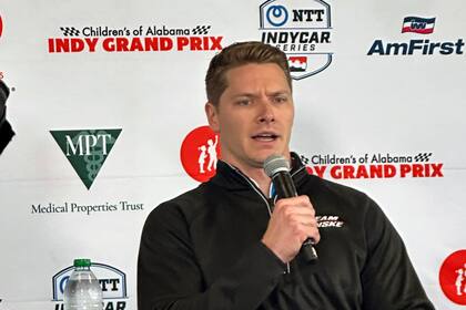 El reinante campeón de las 500 millas de Indianápolis Josef Newgarden en conferencia de prensa sobre su descalificación en la primera carrera de la temporada de la F1 el viernes 26 de abril del 2024 en Birmingham, Alabama. (AP Foto/John Zenor)