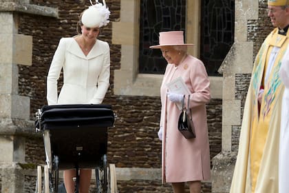 Kate Middleton lleva de paseo a Charlotte bajo la atenta mirada de la reina Isabel II