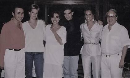 El relaciones públicas Patricio Etchegaray, Melanie Griffith, Andrea Tenuta, Antonio Banderas junto al matrimonio Henriqueta y Gilberto Scarpa.
