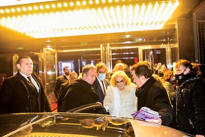 El relacionista público Alejandro Veroutis y el asesor Héctor Vidal Rivas franquean el paso de Mirtha Legrand