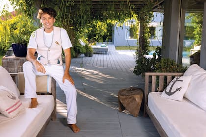 El relacionista público posando en una de sus galerías preferidas. “En determinado momento, las bignonias atraviesan la pérgola y caen como lluvia, y los jazmines perfuman toda la casa. Es como estar dentro una película”, dice, feliz.