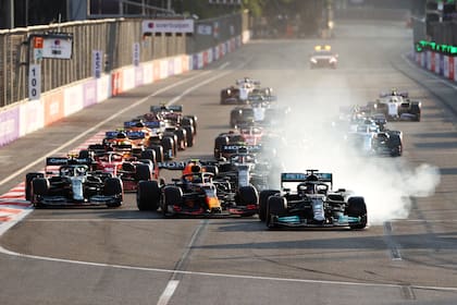 El relanzamiento del Gran Premio de Azerbaiyán 2021: Lewis Hamilton (Mercedes) no logró sortear la primera curva del trazado urbano y sirvió la victoria al mexicano Sergio Checo Pérez (Red Bull Racing)